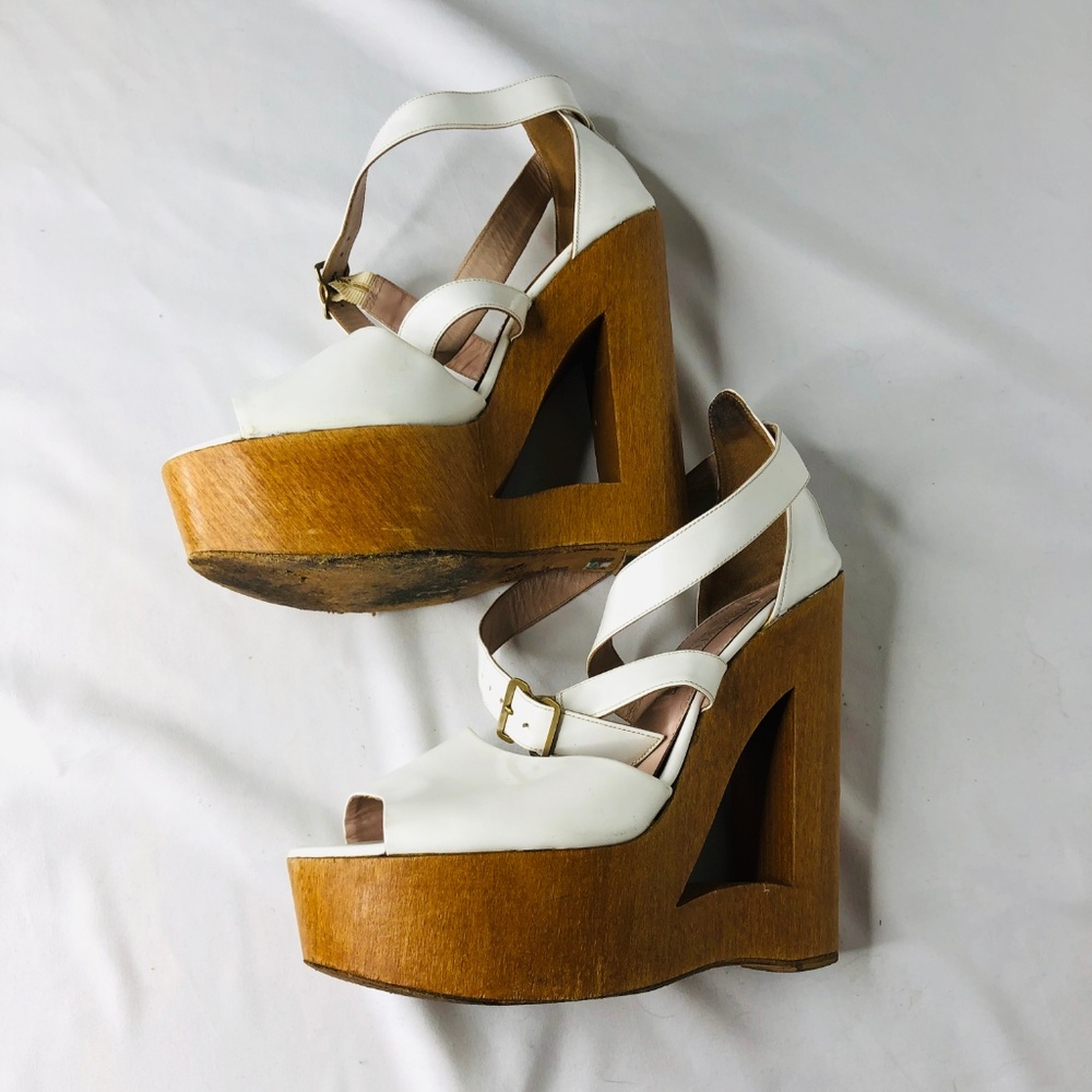 Jill Stuart Geometric Wood Heel White Patent Shoes - Picture 3 of 4